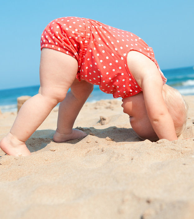 27 Safety Tips For Taking Baby To The Beach & Things To Carry